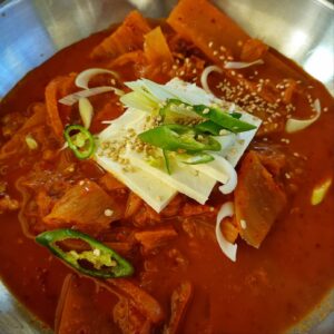 참치 김치찌개 재료와 완성된 모습